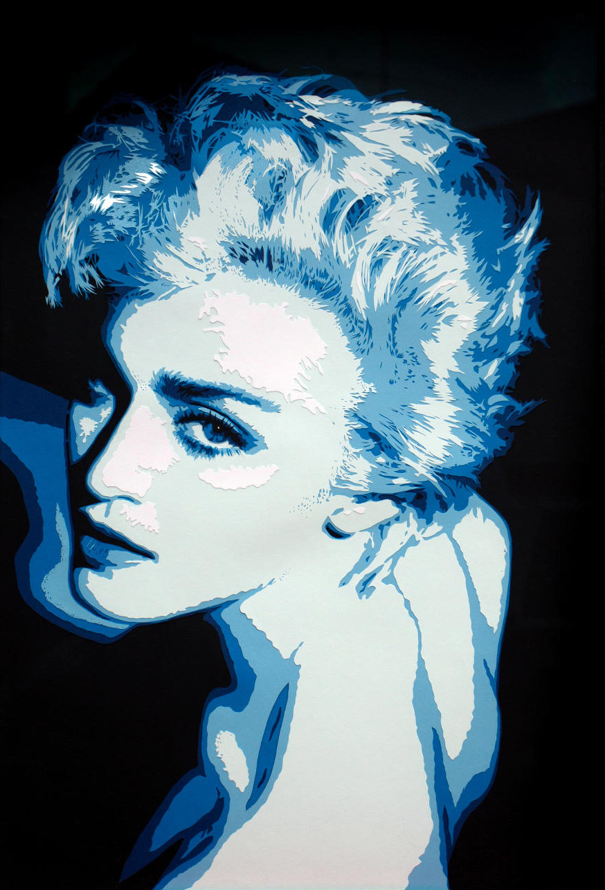 Portrait bleu de Madonna avec un très beau regard par Carole B, en découpage collage papier